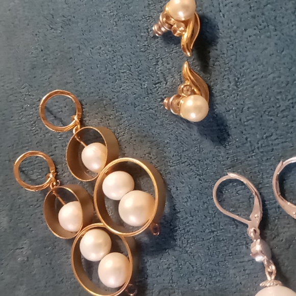 Baublebar clasp 2 faux pearl necklaces 3 pair of earrings,1 expandable beaded - Picture 8 of 10